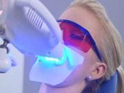 为什么牙齿美白要用蓝光呢？